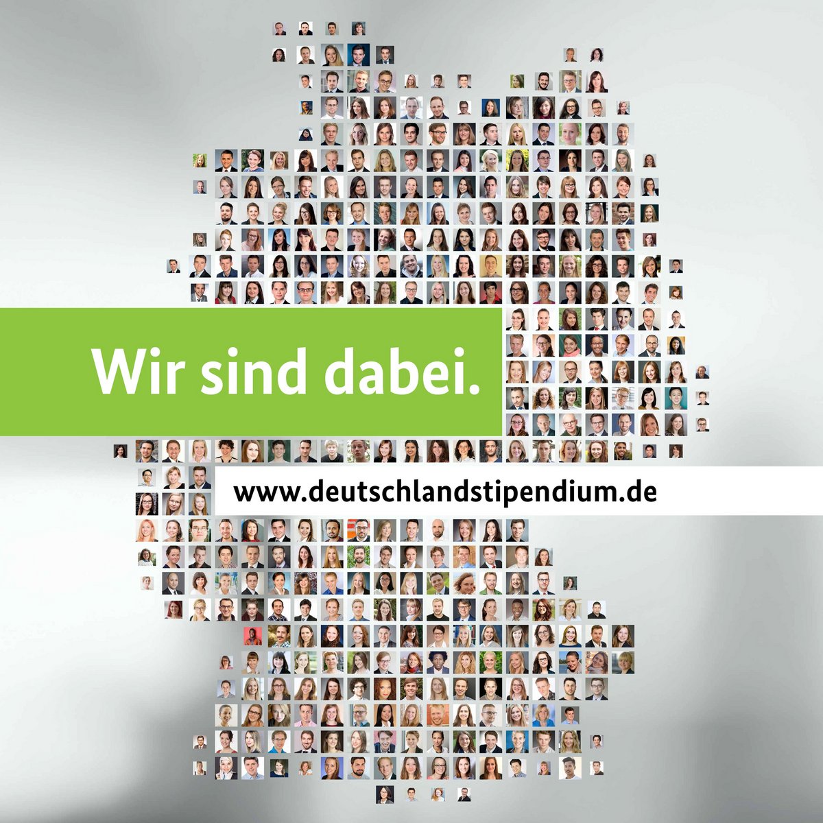 Plakat bestehend aus Personen, die den Umriss der Bundesrepublik Deutschland formen und in der Mitte den Text "Wir sind beim Deutschlandstipendium dabei" repräsentieren.