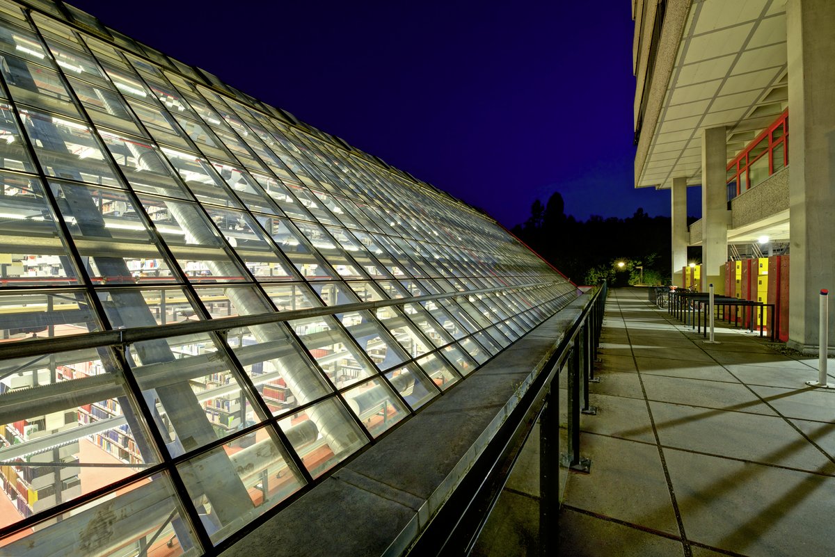 Außenansicht der J-Bibliothek der Uni Konstanz bei Nacht