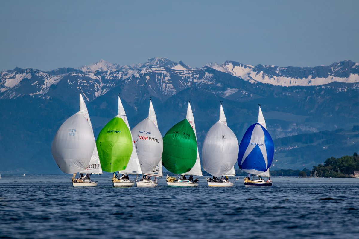 Sailing boats on Lake Constance in front of an Alpine panorama