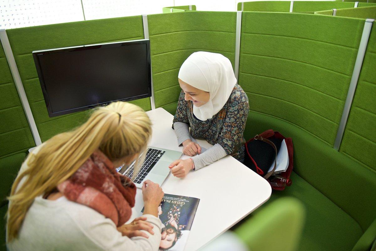 Zwei Studentinnen in einer Lerninsel; Bild: Universität Konstanz