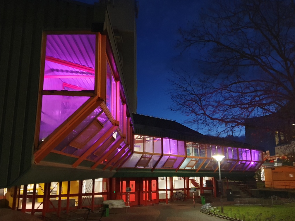 Lila erleuchtete Gebäude der Universität Konstanz zur Aktion #PurpleLightUp am 3.12.21